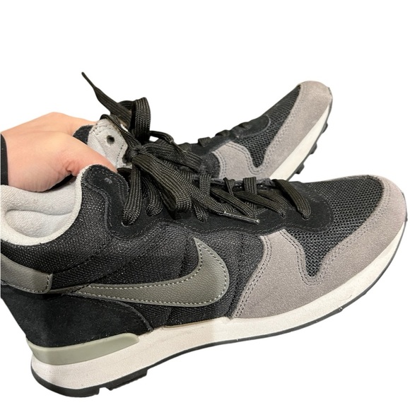 Nike Black and Gray Athletic Shoes with Breathable Mesh - Picture 6 of 7